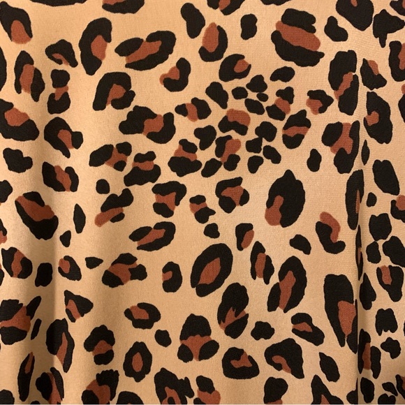 ❌SOLD❌ Lane Bryant (Size 26/28 or 4X) Animal Print Blouse with Zipper Details - Picture 6 of 6